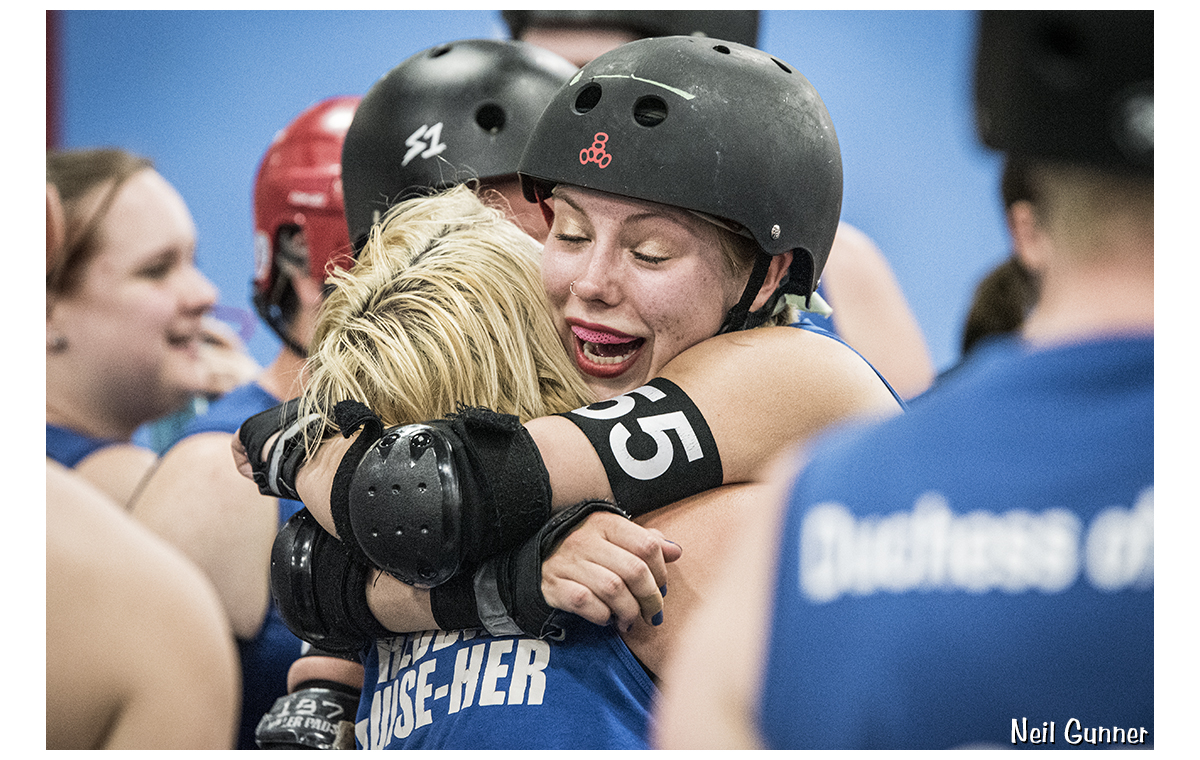 Top 20 Sports Image 20: roller derby plays embrace